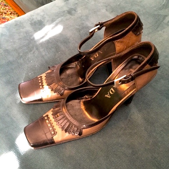 PRADA RARE sz 38 Exquisite gray/black leather MaryJane's With Kiltie accent - Picture 1 of 8